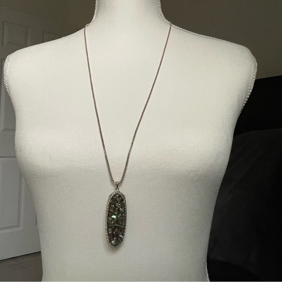 KENDRA SCOTT | LAYDEN NECKLACE | CRUSHED ABALONE SHELL | GOLD TONE | 14.5" CHAIN - Picture 2 of 10